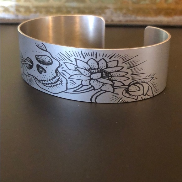 Tattooed Steel skull and flower cuff bracelet M - Picture 5 of 6